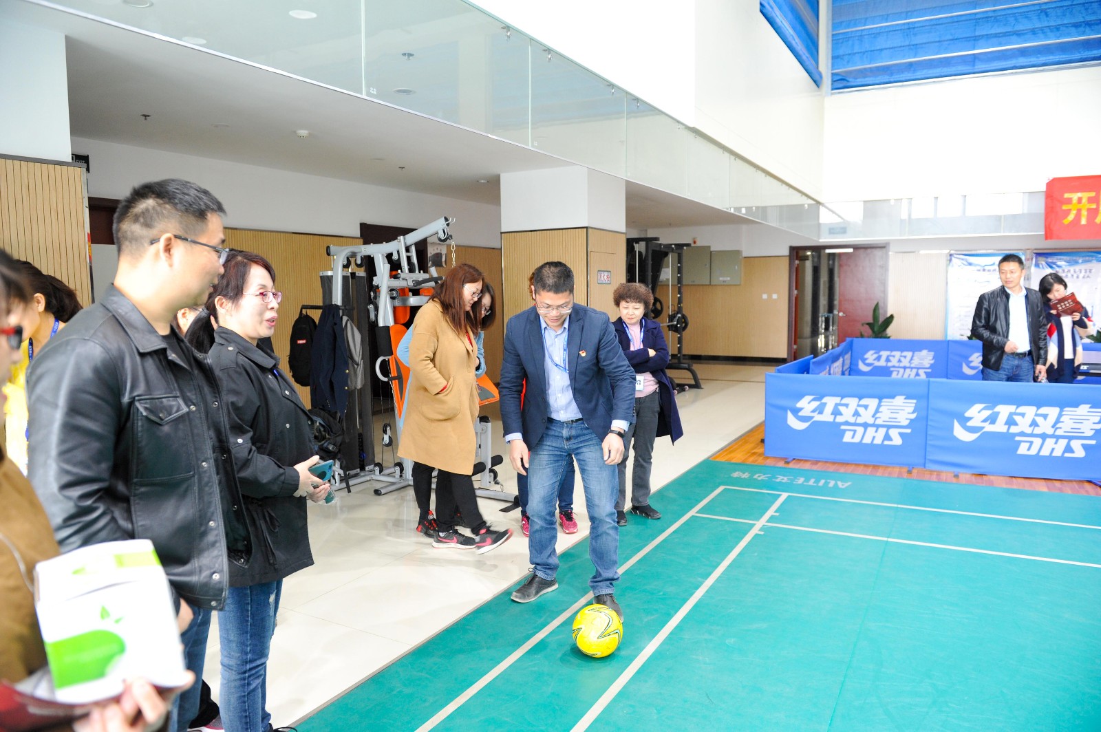 公司文體協(xié)會(huì )組織的足球射門(mén)活動(dòng).jpg